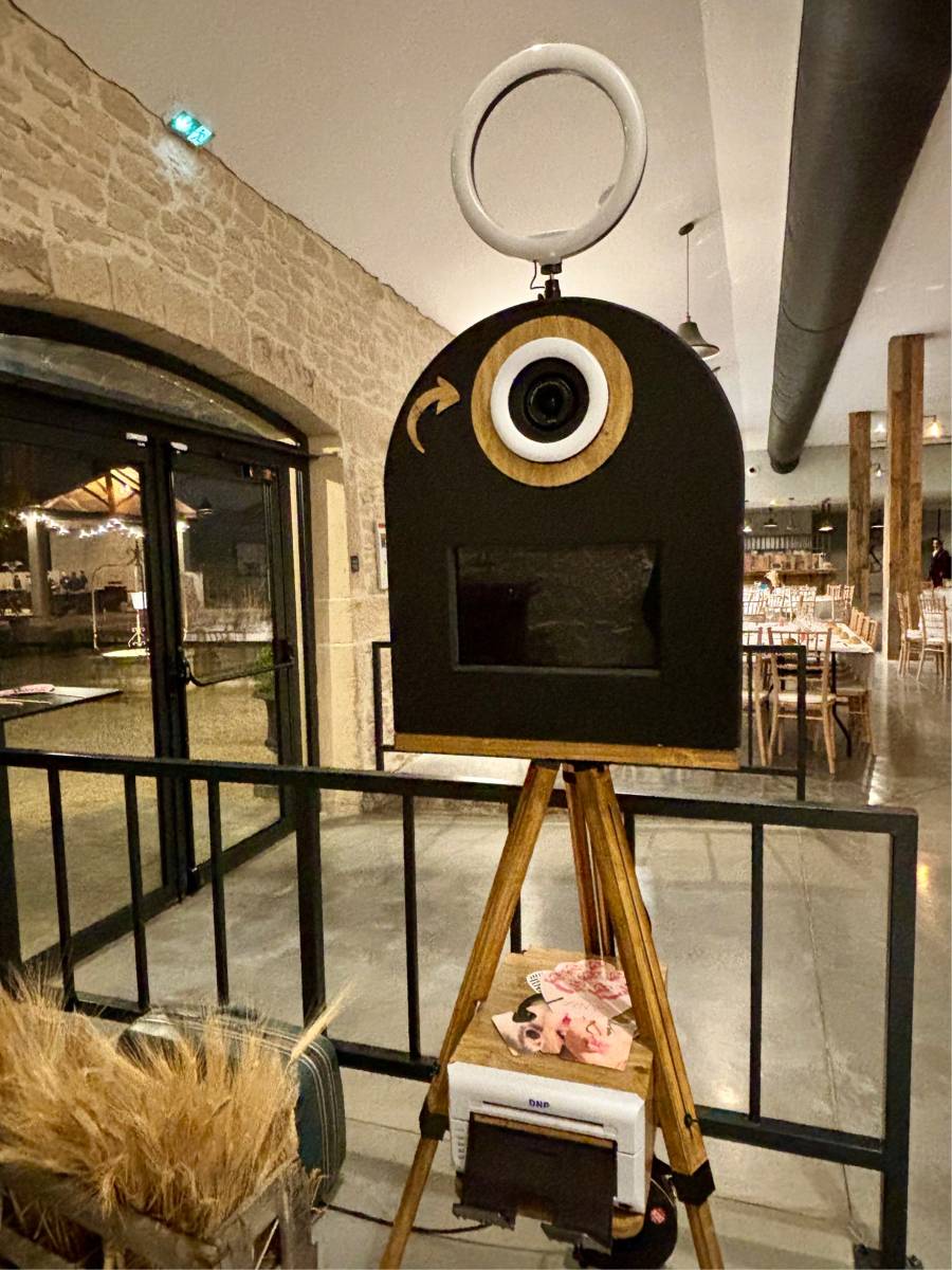 Louer un photobooth en bois moderne à Bourgoin-Jallieu dans l'Isère 38