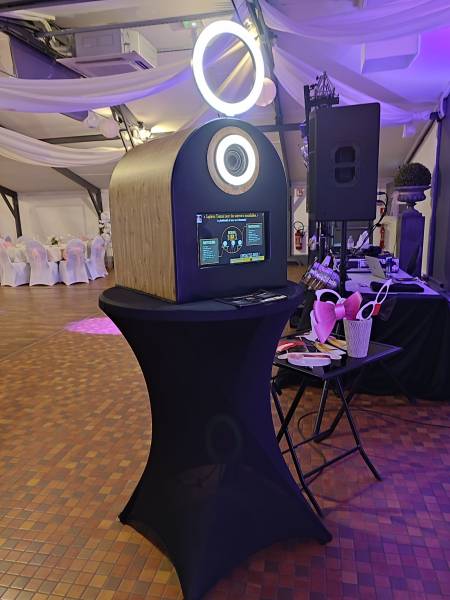 Louer un photobooth en bois moderne pour un séminaire d’entreprise à Lyon et sa région